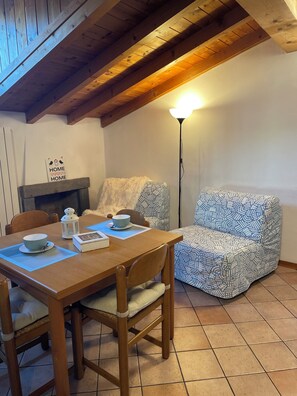 Dining - rustic apartment with fireplace (Bergamo)