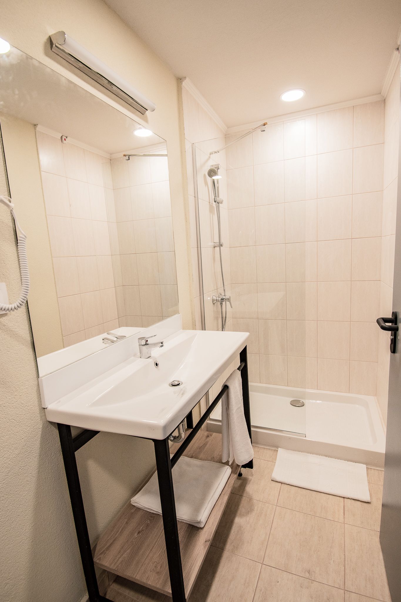 comfort double room | bathroom | shower, free toiletries, hair dryer, towels