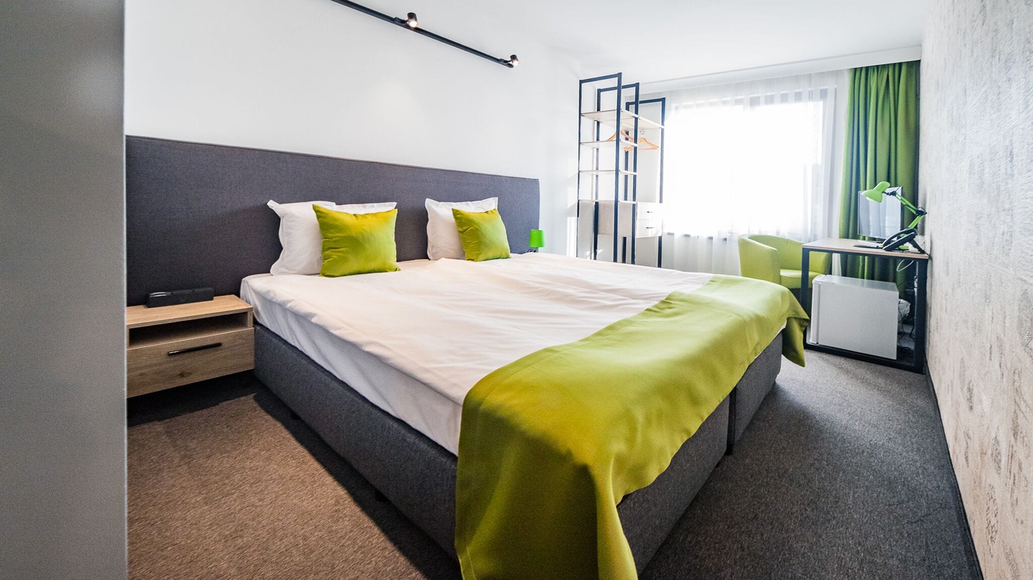 Comfort tweepersoonskamer | Een minibar, een bureau, een laptopwerkplek, verduisterende gordijnen