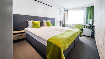 Comfort tweepersoonskamer | Een minibar, een bureau, een laptopwerkplek, verduisterende gordijnen