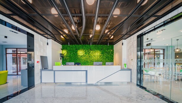 A modern reception area with a green wall, a marble floor, and a metal ceiling. - A&M Hotel - Plovdiv (Plovdiv)