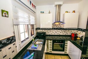 Een koelkast, een microgolfoven, een oven, een vaatwasser