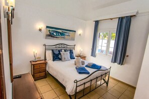 1 slaapkamer, een kluis op de kamer, een strijkplank/strijkijzer