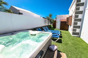 مغطس سبا خارجي