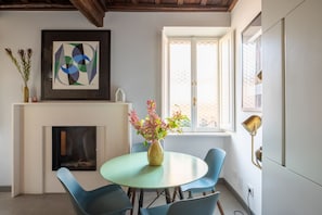 Dining - Monti Apartment in Medieval Building (Rome)