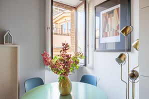 Dining - Monti Apartment in Medieval Building (Rome)