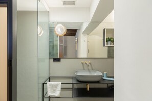 Shower, hair dryer, bidet, towels - Monti Apartment in Medieval Building (Rome)