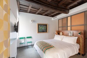 3 bedrooms, iron/ironing board, WiFi, bed sheets - Monti Apartment in Medieval Building (Rome)