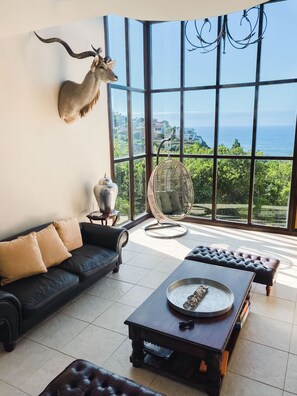 Fernseher, Kamin, DVD-Player, Musikbibliothek