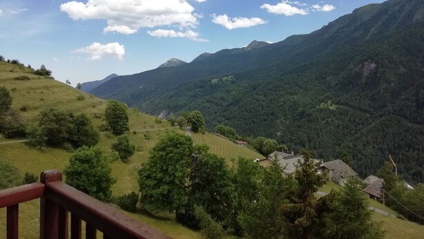A mountainous landscape with a wooden deck overlooking a valley. - La via del bosco Apartment in a villa (Casteldelfino)