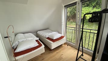 2 Schlafzimmer, Daunenbettdecken, individuell dekoriert
