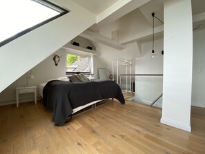 2 Schlafzimmer, Daunenbettdecken, individuell dekoriert