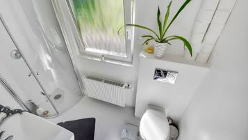 Villa | Badezimmer | Dusche, Handtücher, Toilettenpapier