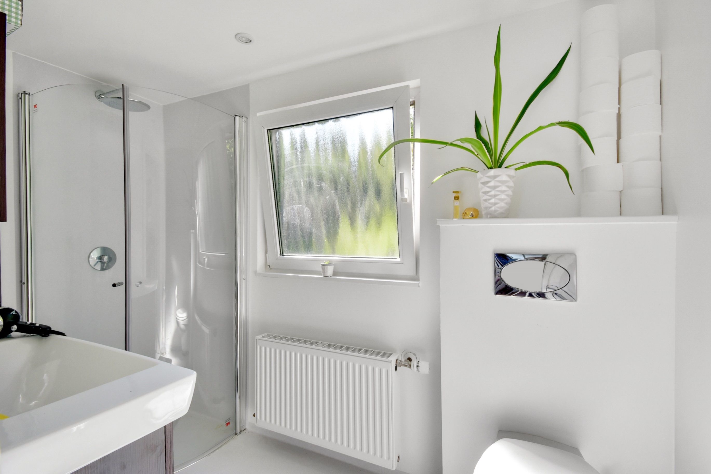 Villa | Bathroom | Shower, towels, toilet paper
