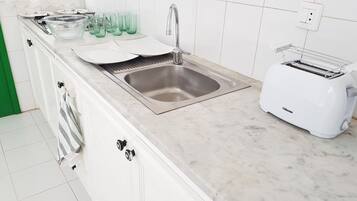 Micro-ondes, cafetiĂšre/bouilloire