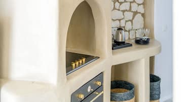 Fridge, oven, coffee/tea maker, electric kettle