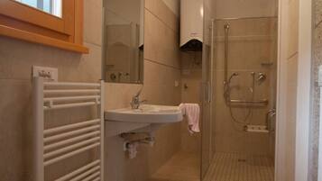 Asciugacapelli, asciugamani, sapone, carta igienica