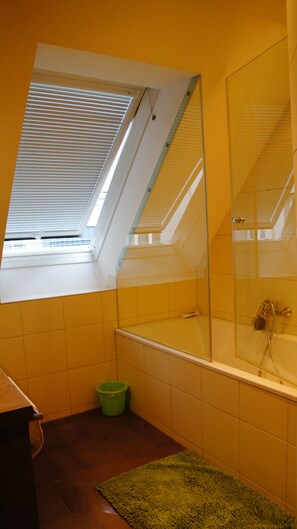Deluxe Apartment | Bathroom shower - Rooftop Apartment with Views. (Vienna)