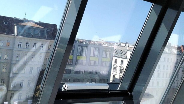Ein Oberlicht mit Blick auf alte Gebäude und einen modernen Bau.