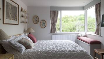 5 Schlafzimmer, Schreibtisch, Bügeleisen/Bügelbrett, Reisekinderbett