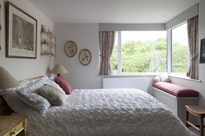 5 Schlafzimmer, Schreibtisch, Bügeleisen/Bügelbrett, Reisekinderbett