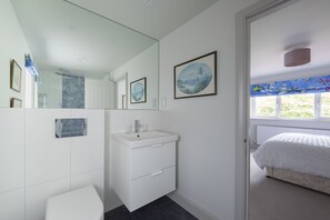 Duschwanne, Haartrockner, Handtücher, Seife