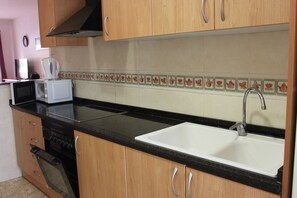 Een koelkast, een magnetron, een oven, een koffiezetapparaat/waterkoker