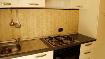 Réfrigérateur, four, plaque de cuisson, cafetiÚre/bouilloire