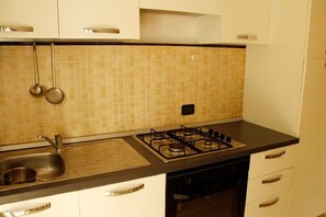 Kühlschrank, Ofen, Herdplatte, Wasserkocher mit Kaffee-/Teezubehör