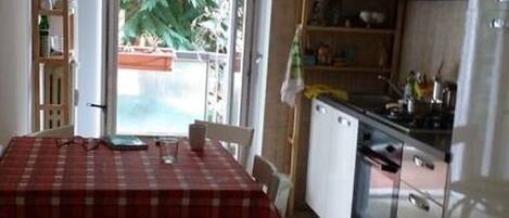 Fridge, oven, stovetop, coffee/tea maker