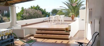 FILICUDI (ISLAS EOLIAS) - Casa eólica típica a 50 metros del mar ...