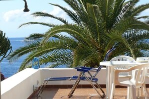 Outdoor dining - FILICUDI (AEOLIAN ISLANDS) - Typical Aeolian house 50 meters from the sea ... (Pecorini A Mare)
