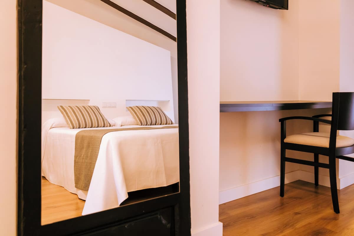 1 bedroom, premium bedding, down duvets, laptop workspace