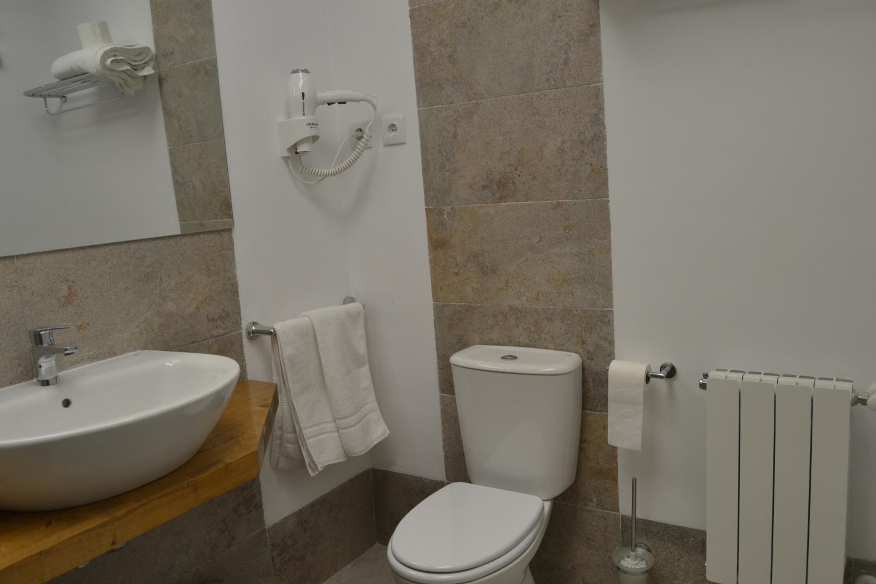 shower, rainfall showerhead, free toiletries, hair dryer