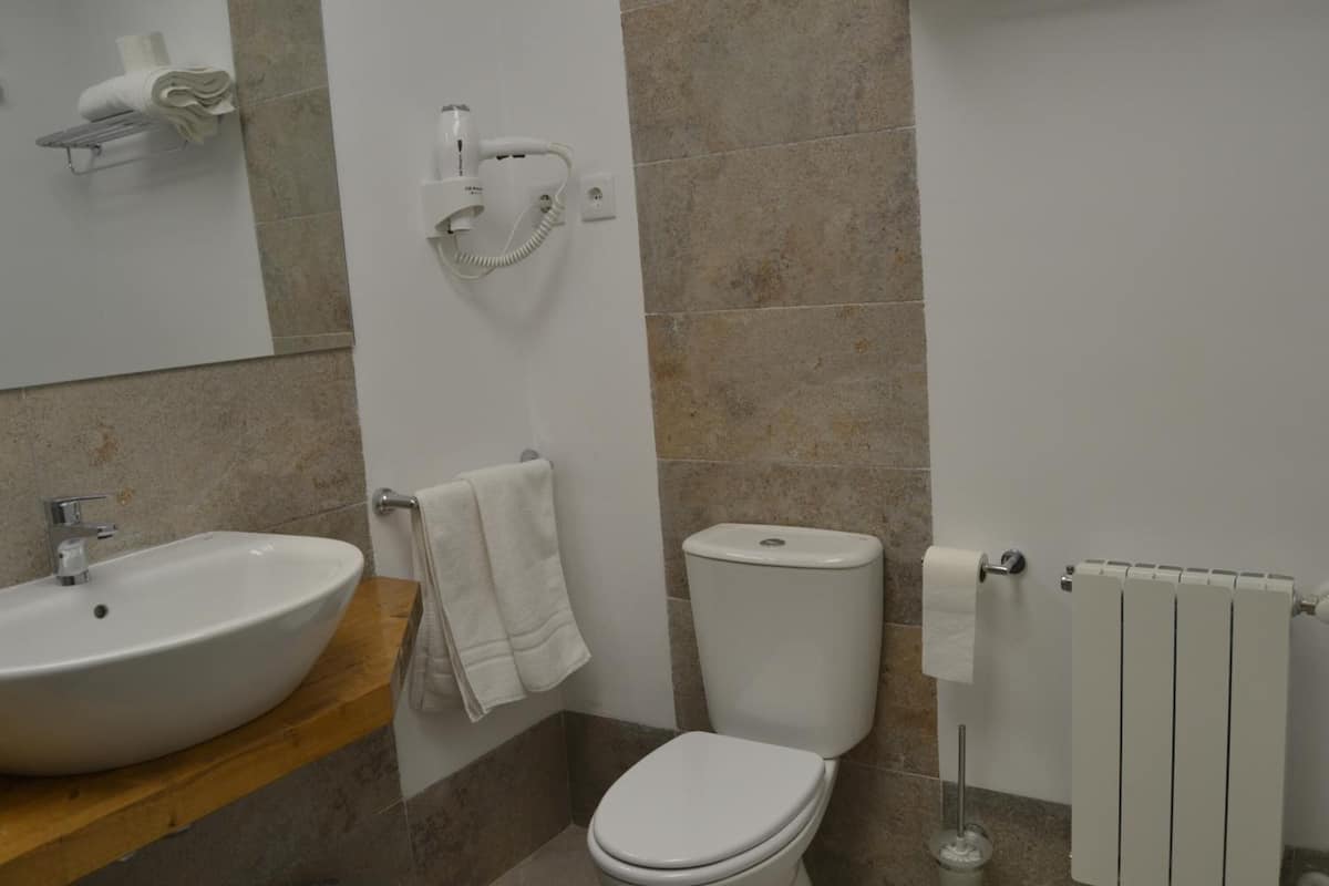 shower, rainfall showerhead, free toiletries, hair dryer