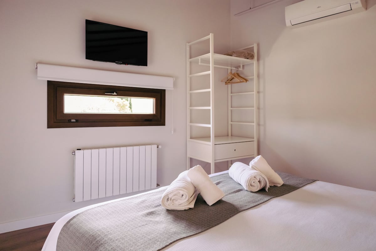 1 bedroom, premium bedding, down duvets, laptop workspace