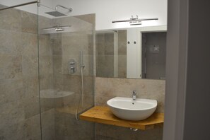 Dusche, Regendusche, kostenlose Toilettenartikel, Haartrockner