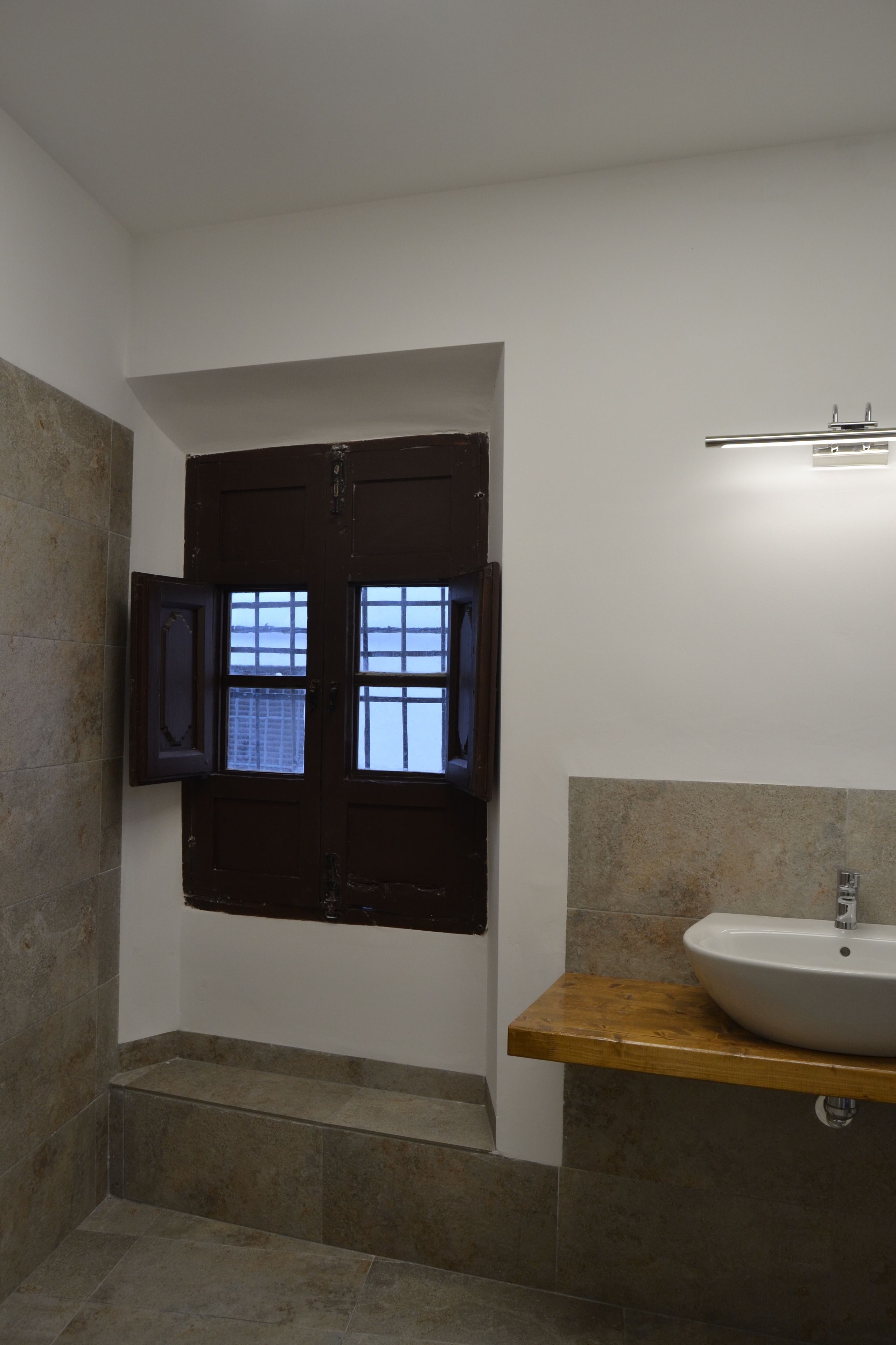 shower, rainfall showerhead, free toiletries, hair dryer