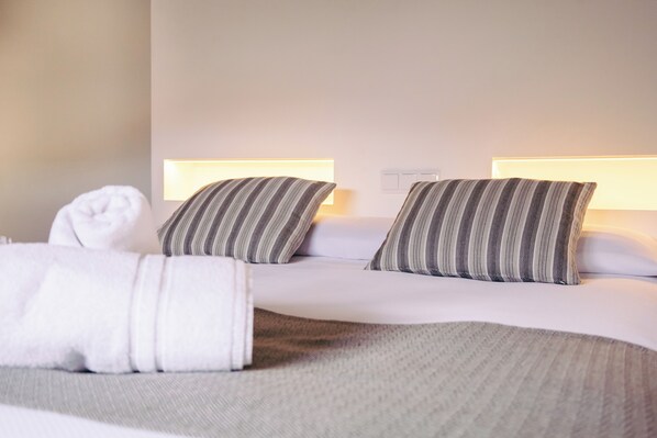 Luxe beddengoed, donsdekens, een laptopwerkplek