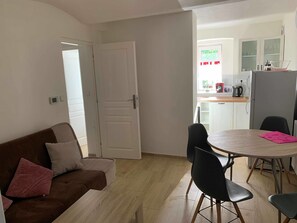 Departamento, planta baja (1) | Área de sala de estar | Televisión de pantalla plana