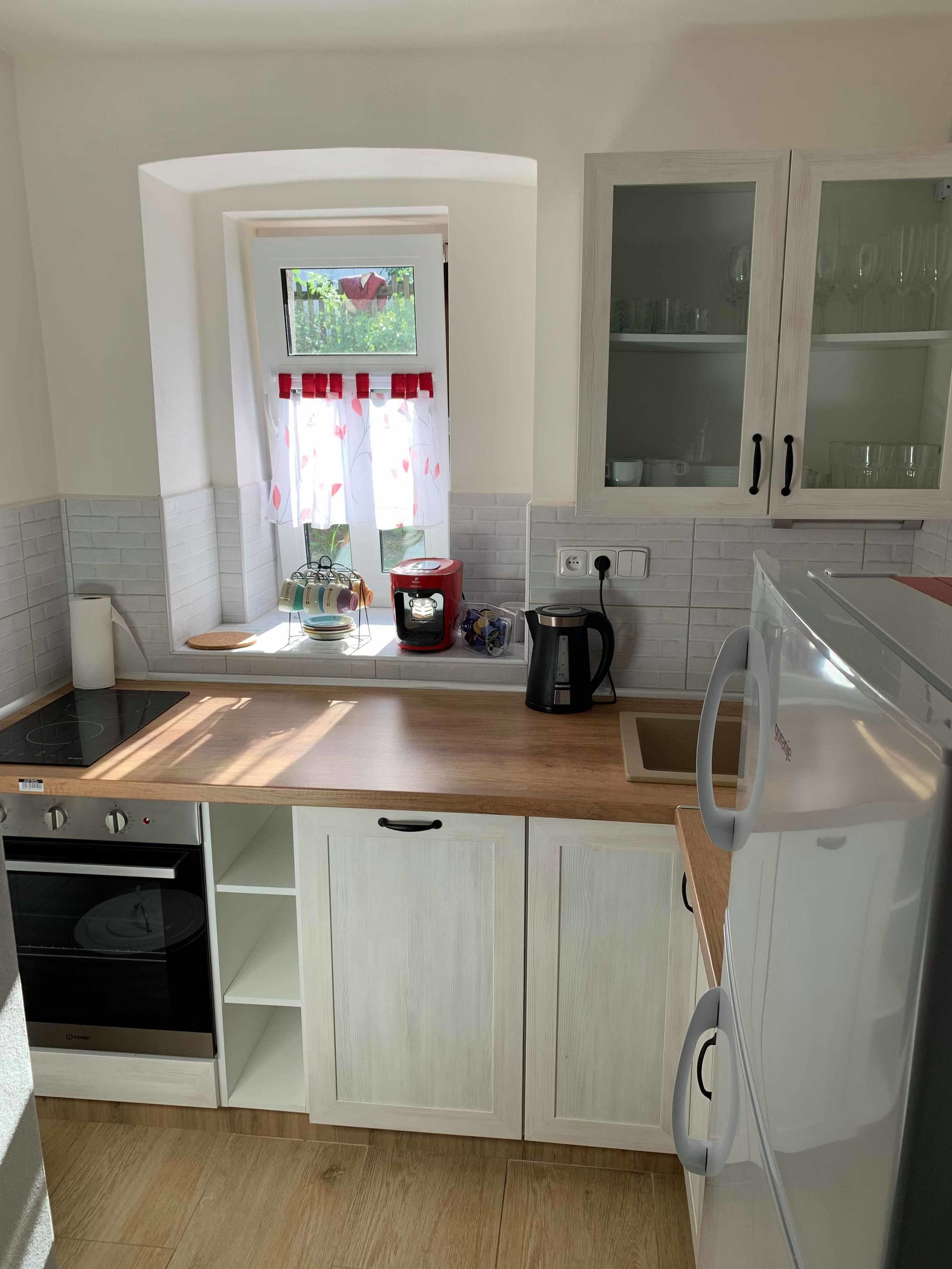 Apartment, Ground Floor (1) | Private kitchen | Fridge, microwave, oven, stovetop