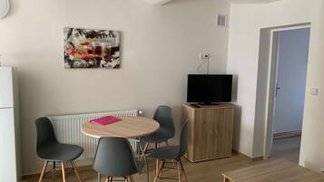 Apartamento, no piso térreo (1) | Sala de estar | TV de tela plana