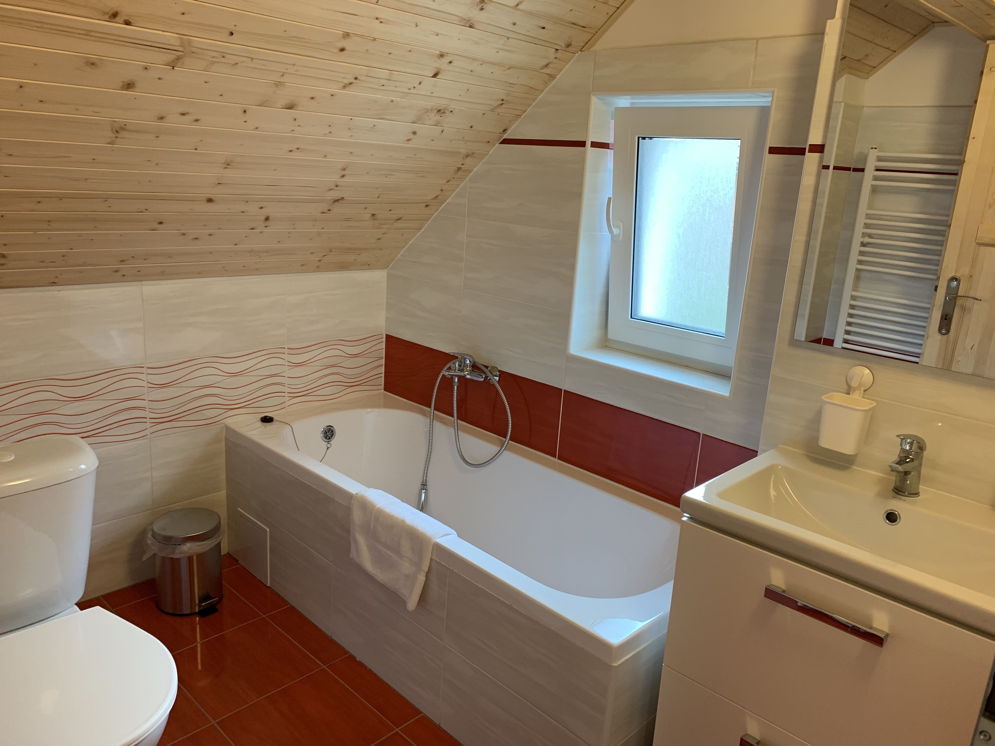 Apartment (5) | Bathroom | Bathtub, free toiletries, towels, soap