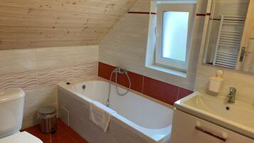 Apartment (5) | Bathroom | Bathtub, free toiletries, towels, soap