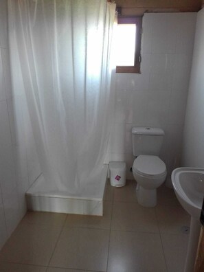 Sèche-cheveux, serviettes fournies, papier toilette