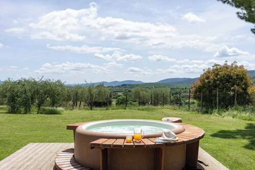 Holiday Villa in Tuscany – Exclusive Rental with Garden & Jacuzzi