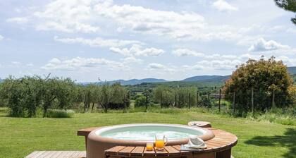Holiday Villa in Tuscany – Exclusive Rental with Garden & Jacuzzi