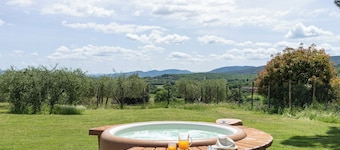 Holiday Villa in Tuscany – Exclusive Rental with Garden & Jacuzzi