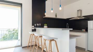 KĂŒhlschrank, Esstisch