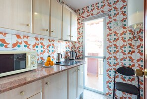 Refrigerador, microondas, cafetera y tetera y utensilios de cocina 